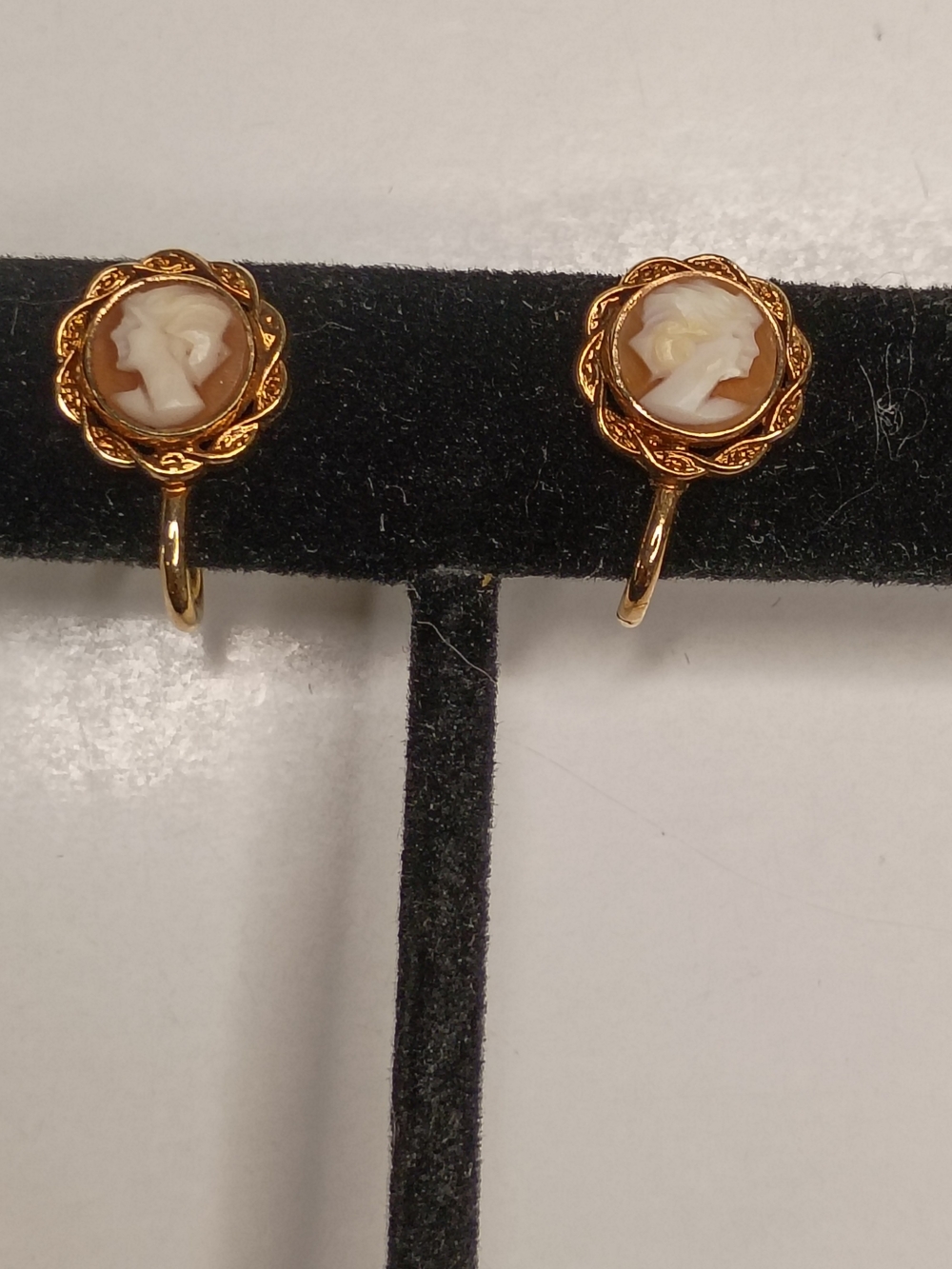1/20 12KGF Cameo Screw Back earrings - White and Cream Cameo